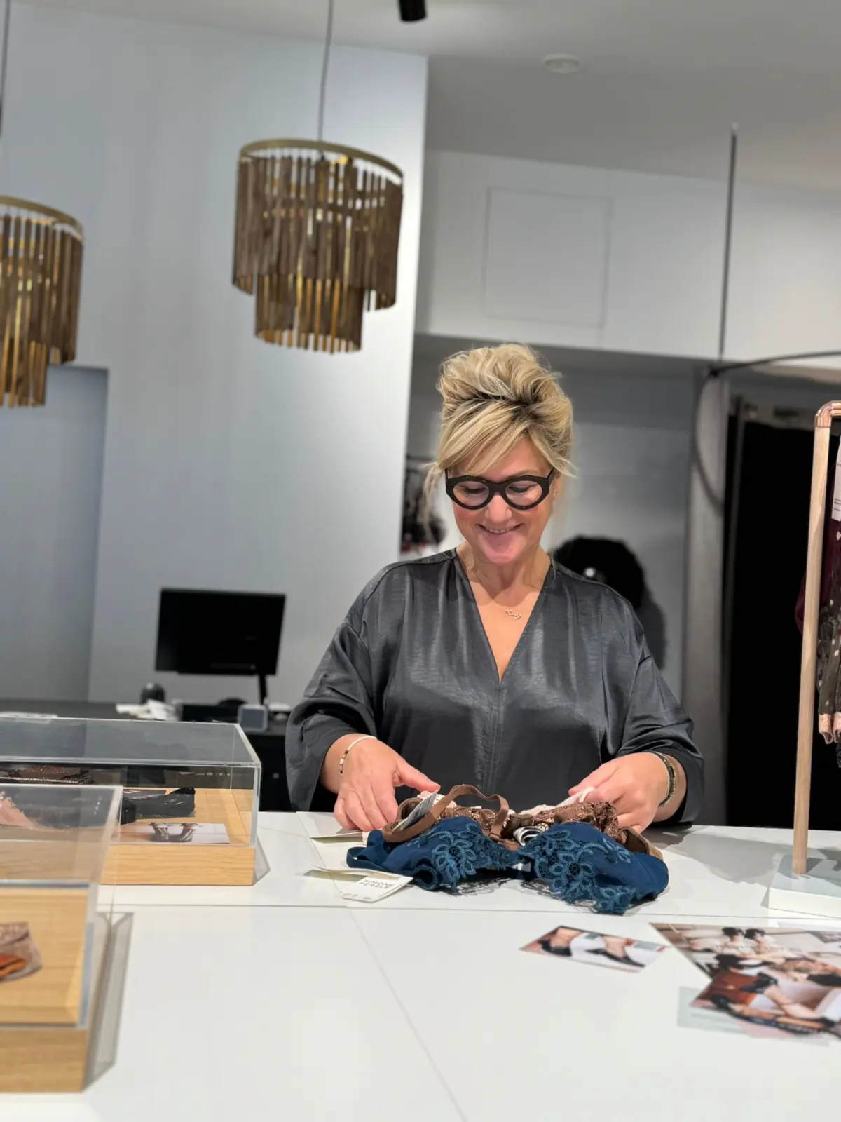 Conseil lingerie dans la boutique de Perwez