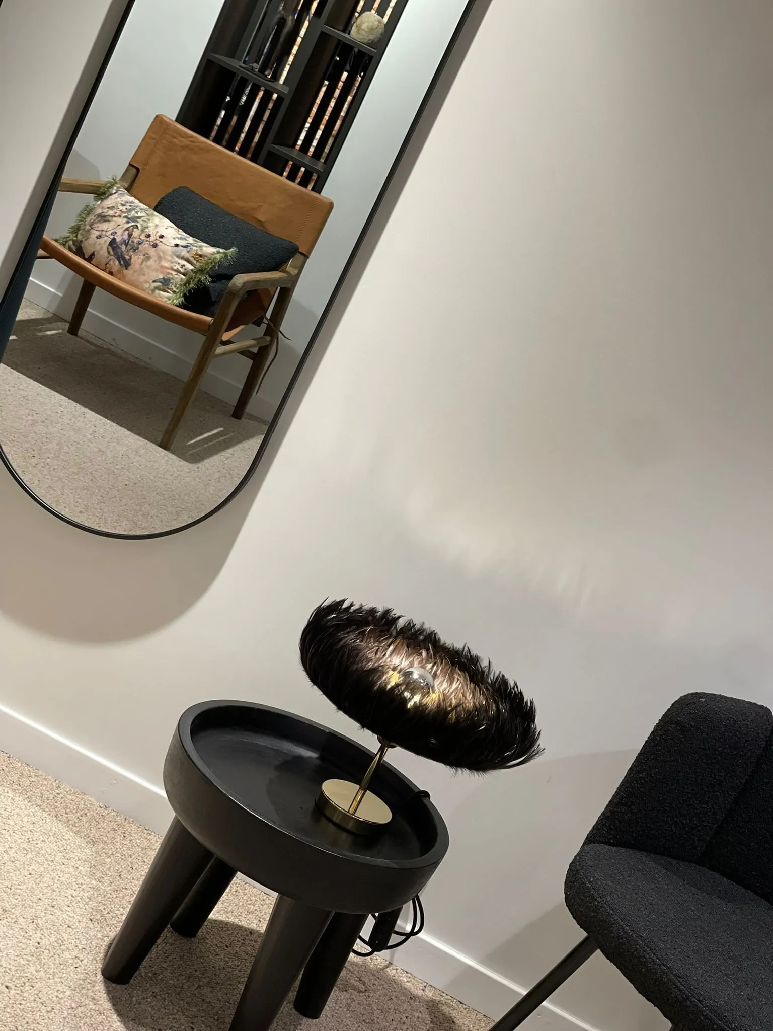 Décoration et fauteuil dans le showroom
